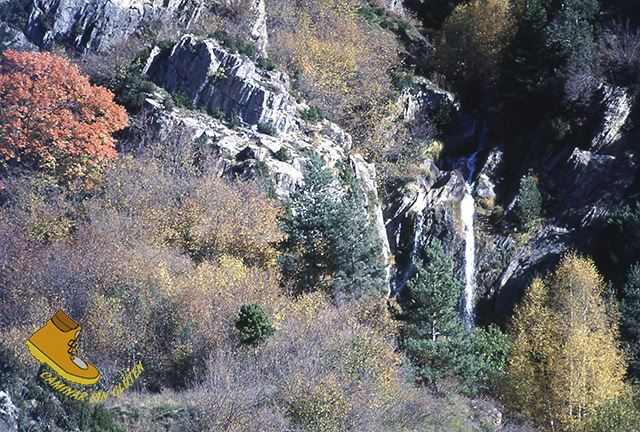 Colores otoñales y cascada en el Valle del río Aguas Limpias