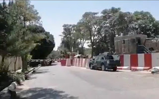 Pemandangan menunjukkan pintu masuk markas polisi, di kota Ghazni, Afghanistan dalam tangkapan layar ini diambil dari video yang dirilis oleh Taliban pada 12 Agustus 2021. Handout Taliban/via REUTERS