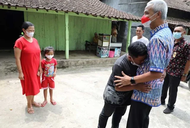 Gubernur Jawa Tengah Ganjar Pranowo Beri Bantuan RTLH