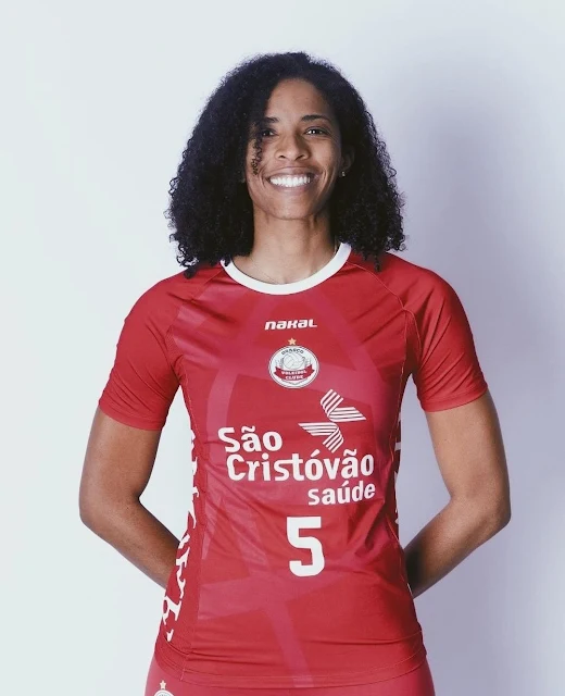 Rachael Adams com uniforme de Osasco