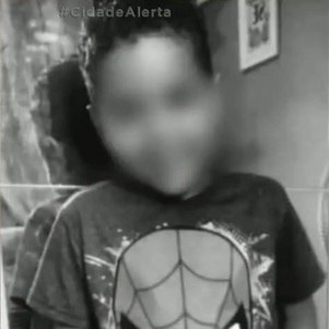 Menino de 9 anos encontra arma do pai, atira na cabeça e morre