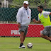 Práctica de fútbol en Villa Domínico