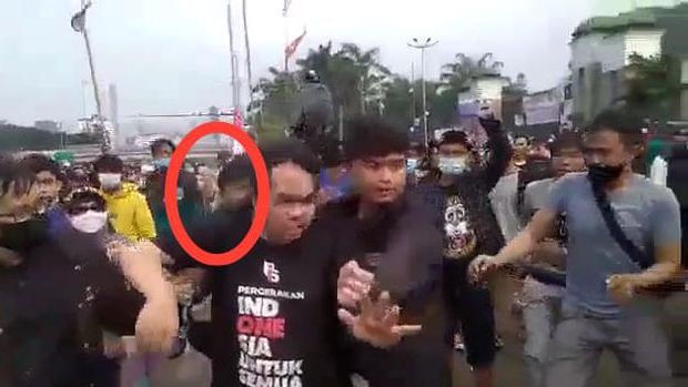 Ini sosok alfikri, pria berpeci pengeroyok ade armando di demo 11 april