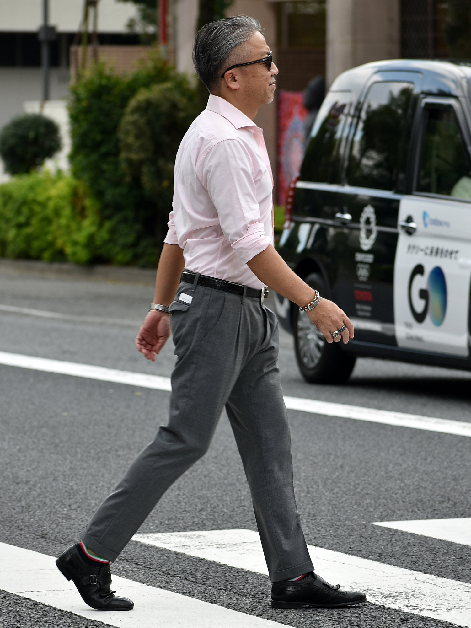 40代メンズ向けグレー ウールパンツの着こなし方法 写真