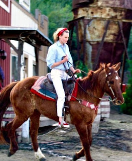 Picture of Robin Wright riding the horse
