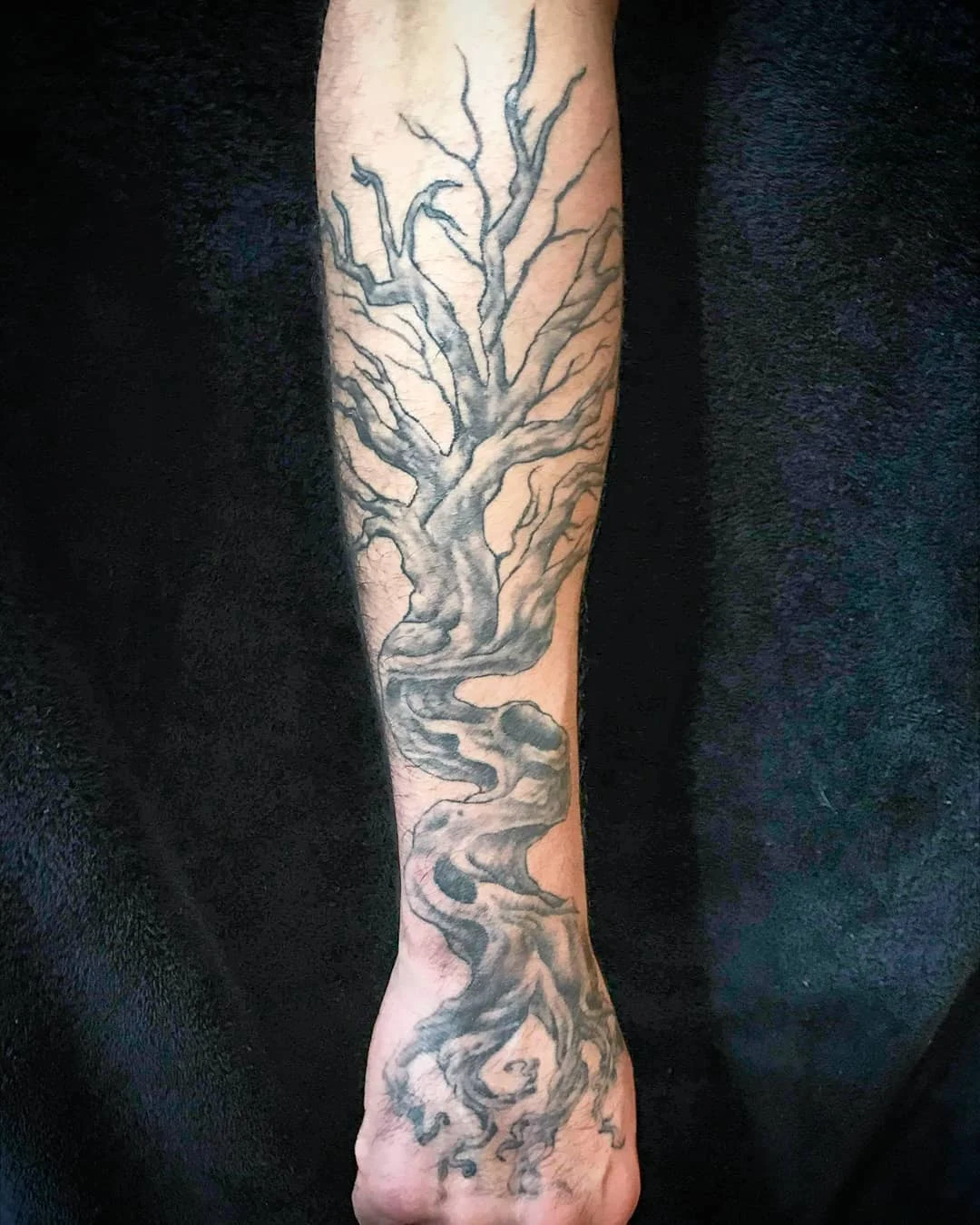 tatuaje de Yggdrasil vikingo, el arbol del mundo