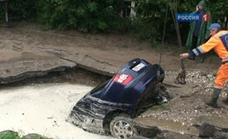 في روسيا شوارع مدينة تبتلع السيارات In Russia the  city streets swallow cars