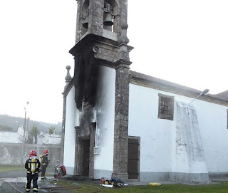 Fachada del atentado incendiario a una iglesia en Narón, Galicia.