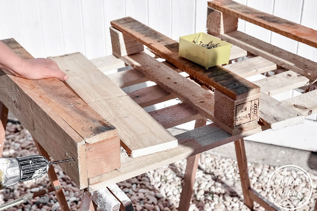 Aus Holzpalette Blumenkasten zum Bepflanzen selber bauen.