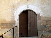 La porta d'entrada amb arc de mig punt amb la clau gravada amb la data de 1756