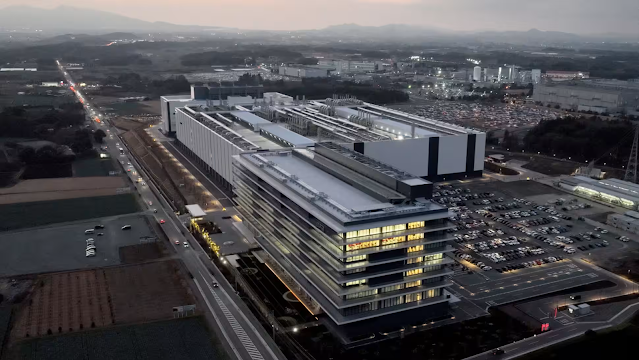Nhà máy mới của gã khổng lồ chip Đài Loan TSMC tại Kumamoto, miền nam Nhật Bản, đã được khai trương vào ngày 24 tháng 2 với nhiều sự chú ý