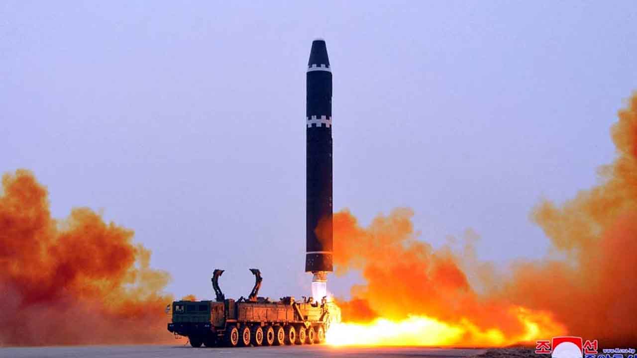 Coreia do Norte lança míssil balístico no Mar do Japão: Atualizações e tensões crescentes