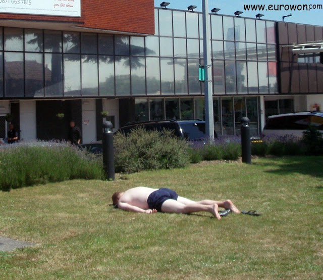 Guiri tomando el sol en Londres