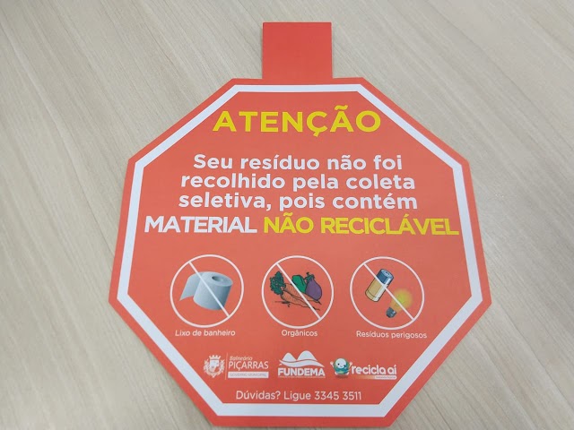 Coleta Seletiva cola placas educativas em sacolas com separação inadequada