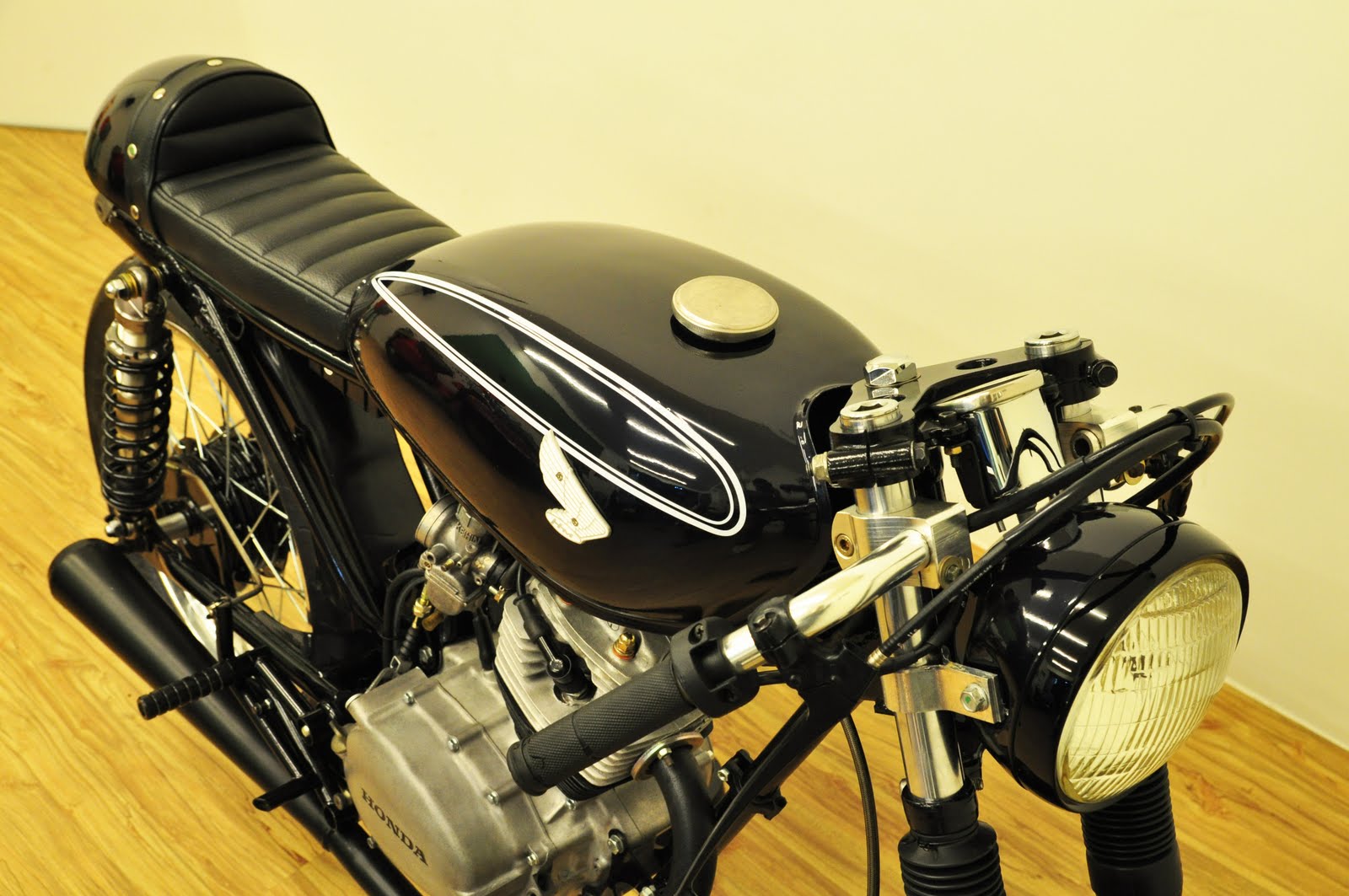 Clasic Auto Motor Honda CB 100 Cafe Racer