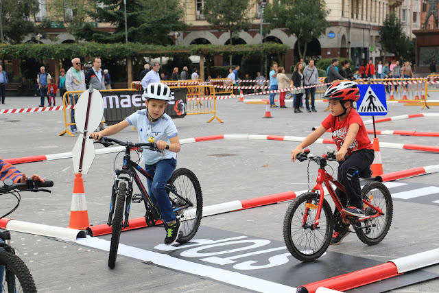 Niños en el circuito ciclista instalado en Herriko Plaza