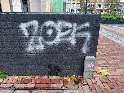 Paaltje voor toekomstige aanwijsplaat voor een wand met graffiti 'Zoek', Zevenaar