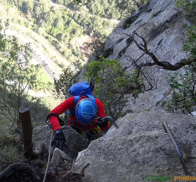 Via Ferrata La Hermida hasta la Cueva Piloña, regresando por el sendero de la Escontrilla hasta el pueblo cántabro de la Hermida.