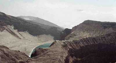 lago dentro del cráter del volcán Gorely