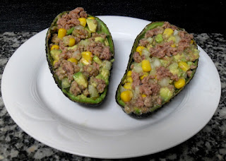 Plato con guacates rellenos de atún.