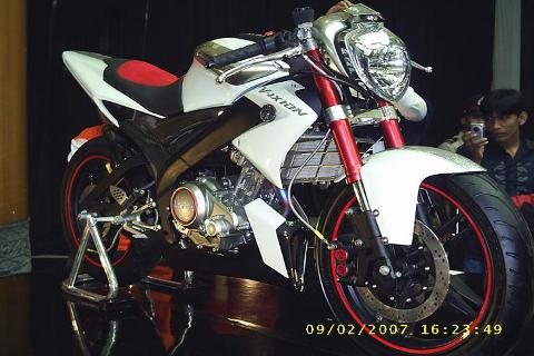 Modifikasi Motor Beat Merah Standar