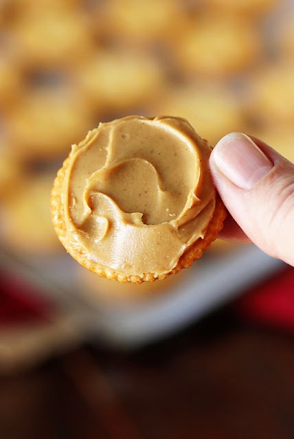 Ritz Cracker with Peanut Butter Image