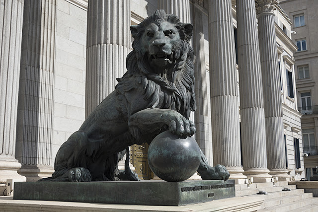 León del Congreso de los Diputados en Madrid.