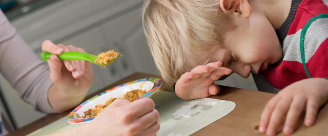 كيف نشجع الطفل على تناول الطعام؟