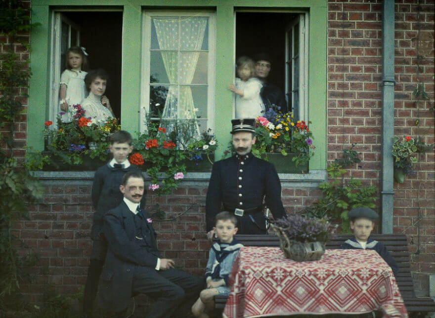 40 Old Color Pictures Show Our World A Century Ago - Family Portrait At Roannay, Belgium, 1913