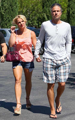 Britney Spear: Weekend Shopping with Her Boyfriend 