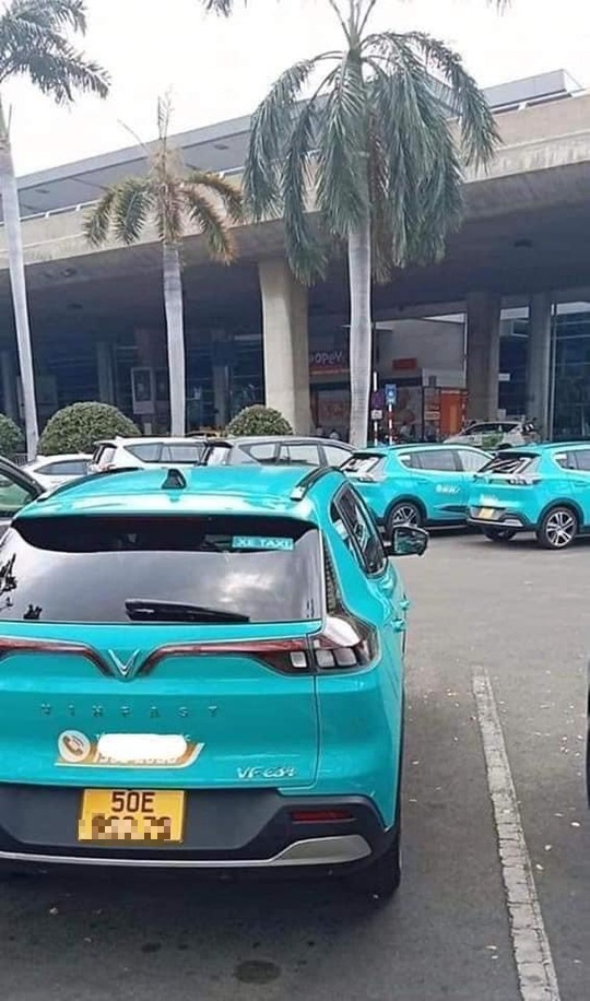 Taxi điện của tỉ phú Phạm Nhật Vượng bất ngờ xuất hiện <a href=