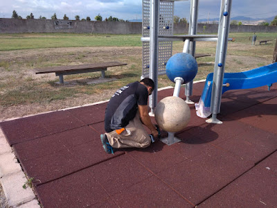 Alumnos/Trabajadores de T'Avalem Moncofa instalando los nuevos columpios.