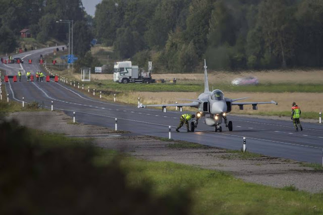 Swedish Gripen pilots train highway