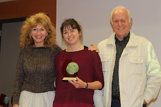 La concejala Olga Santamaría entrega el premio al Club Atletismo Barakaldo