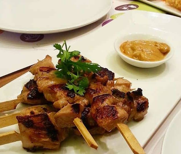 chicken satay with peanut sauce 