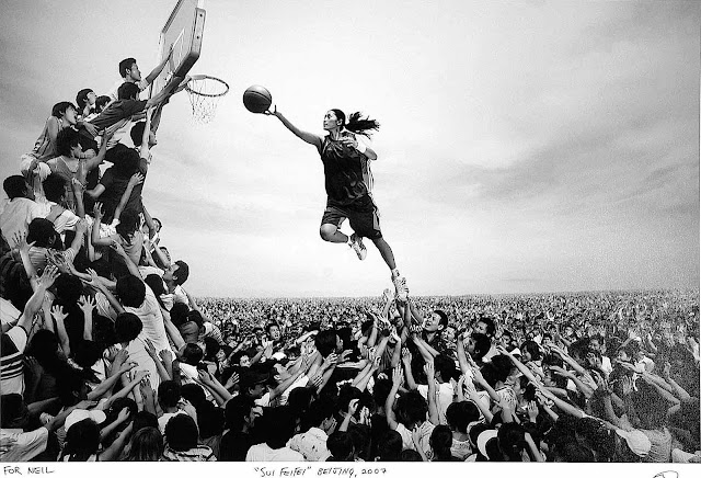 a Mark Zibert photo-composit Beijing 2007, a crowd of people with a basketball