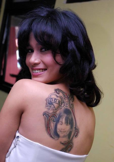 Ya barubaru ini tampak beberapa tattoo yang tergambar di kedua kakinya