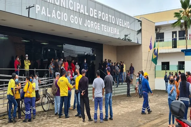 Engenheiros e arquitetos protestam contra projeto que extingue funções na prefeitura