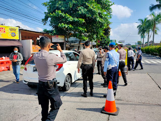 Kegiatan Pos Penyekatan di Depan Pintu Masuk Terminal Giwangan