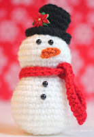 http://translate.google.es/translate?hl=es&sl=en&tl=es&u=http%3A%2F%2Fwww.repeatcrafterme.com%2F2013%2F11%2Fcrochet-snowman-pattern.html