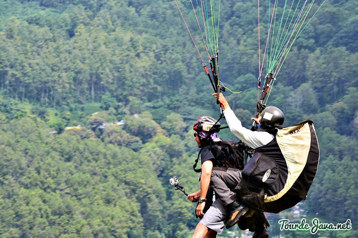 paralayang tandem di gunung banyak