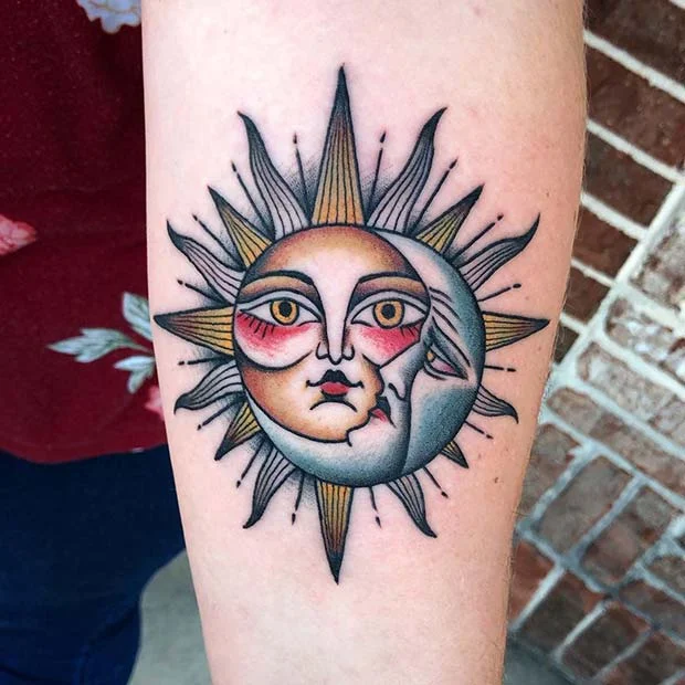 Vemos un tatuaje de sol y luna muy bonito