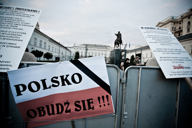 protesty pod pałacem prezydenckim,krakowskie przedmieście,2010