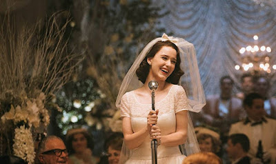 Hình ảnh một cô gái trong bộ áo cưới đang cười với vòng eo và cổ nhỏ