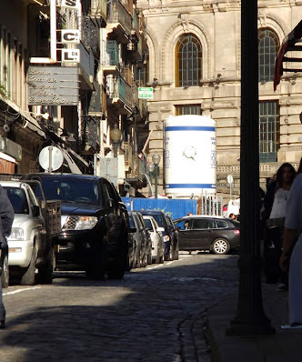antiga Rua das Flores com carros estacionados e vista da estação São Bento