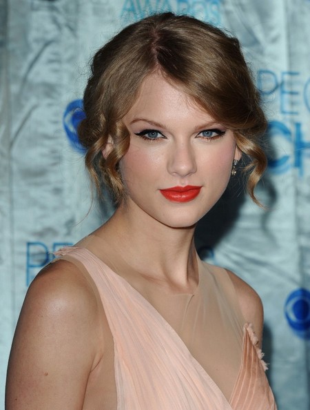 Taylor Swift 2011 People Choice Awards Arrivals
