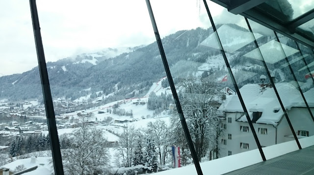 Hotel Schloss Lebenberg - Panoramapool mit Blick auf die Streif