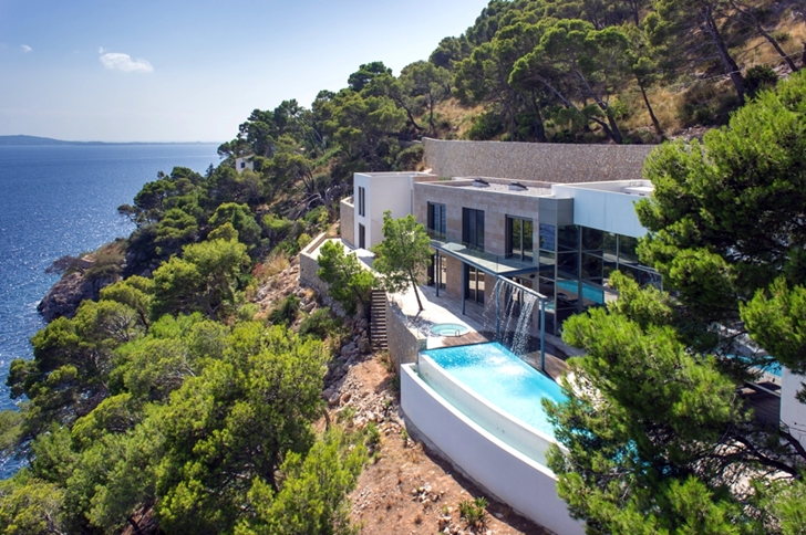 Modern mansion on the cliffs of Mallorca 