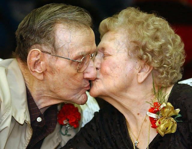 Valentine's Day old couple kiss