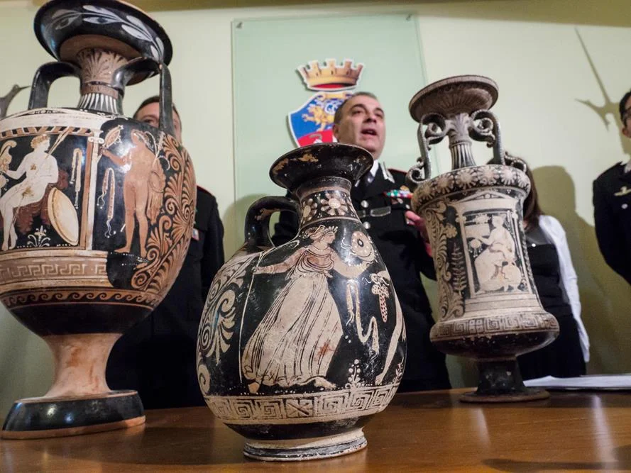 Italian police bust gang of antiquities thieves